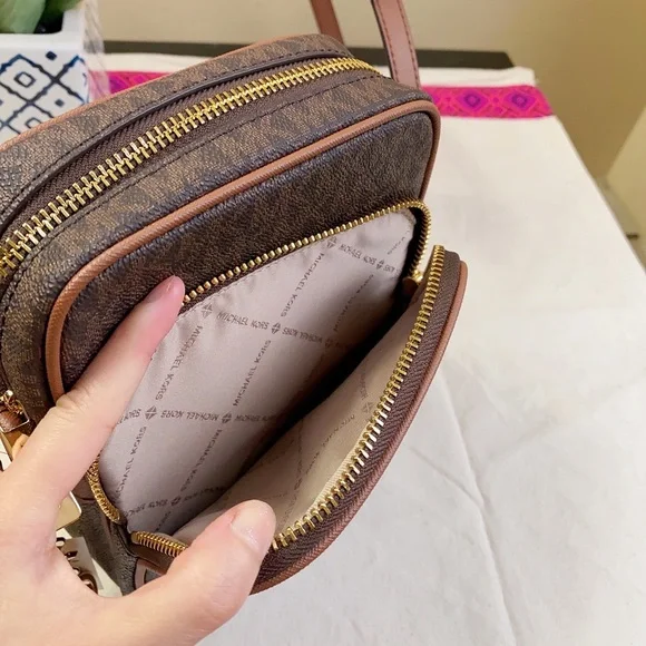 Michael Kors Jet Set Flight Crossbody Bag in brown signature - Picture 7 of 9